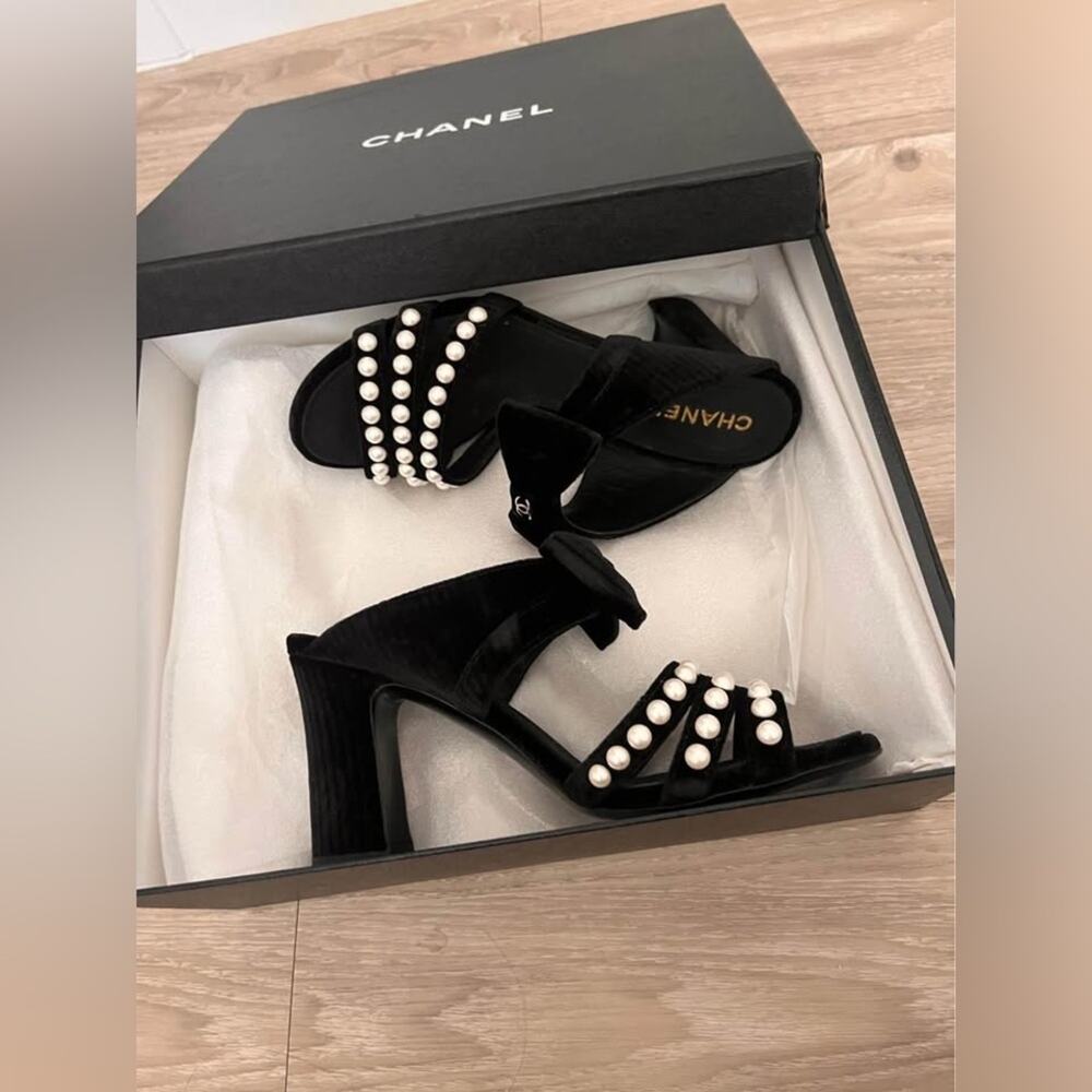 CHANEL Black Pearl Embellished Bow Women's Sandals 38.5 - Picture 6 of 14